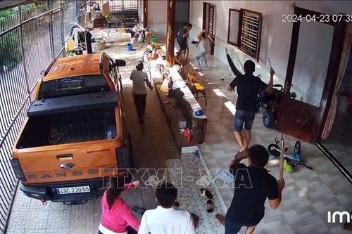 Truy tìm nhóm côn đồ chém hai người trọng thương tại nhà riêng