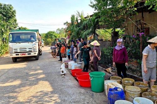 Gia Lai: Bộ đội huy động xe chở nước hỗ trợ người dân vùng hạn