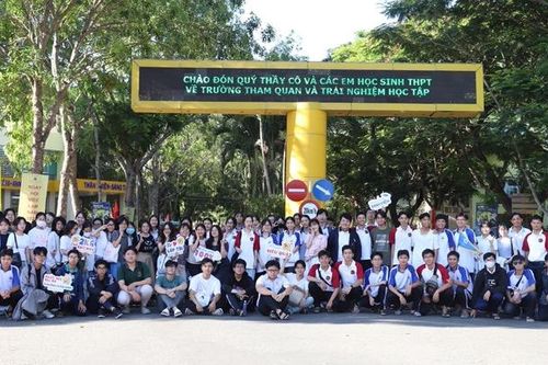 Gần 1.000 học sinh tham quan, trải nghiệm tại Đại học Trà Vinh