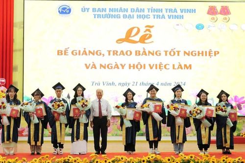Trường đại học Trà Vinh trao bằng tốt nghiệp cho hơn 700 tân cử nhân, kỹ sư