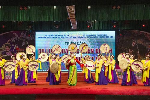 Giao lưu văn hóa văn nghệ trong Triển lãm 'Du lịch qua các miền di sản và danh thắng Việt Nam'