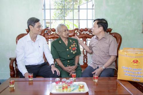 Phó Bí thư Tỉnh ủy Hà Quốc Trị thăm, tặng quà Anh hùng lực lượng vũ trang nhân dân Bo Bo Tới