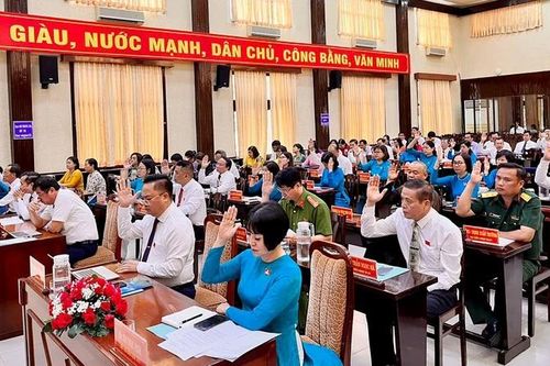 Định hướng xây dựng, phát triển đất nước-lý luận và thực tiễn: 'Tự soi, tự sửa' để thật sự là công bộc của dân