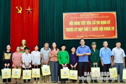 Đoàn Đại biểu Quốc hội tỉnh tiếp xúc cử tri tại huyện Văn Quan