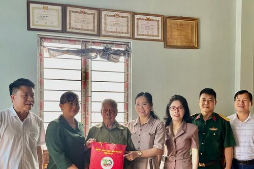 Phó Chủ tịch UBND tỉnh Giàng Thị Dung thăm, tặng quà những người tham gia Chiến dịch Điện Biên Phủ tại huyện Văn Bàn
