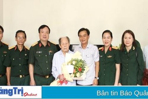 Phó Chủ tịch Thường trực HĐND tỉnh Nguyễn Chiến Thắng thăm, tặng quà chiến sĩ tham gia Chiến dịch Điện Biên Phủ