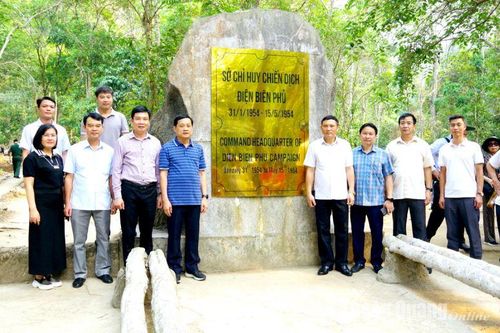 Đoàn đại biểu tỉnh Tuyên Quang thăm Khu di tích Sở Chỉ huy chiến dịch Điện Biên Phủ