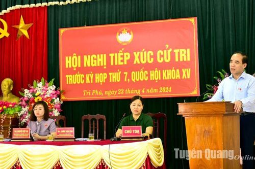 Đồng chí Bí thư Tỉnh ủy, Trưởng Đoàn ĐBQH tỉnh Chẩu Văn Lâm tiếp xúc cử tri tại huyện Chiêm Hóa