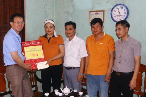 Thăm gia đình công nhân tử vong vì tai nạn lao động