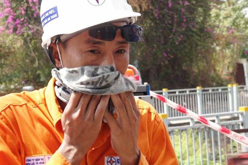 Công nhân ngành Điện TP.HCM 'bám trụ' giữa trời nắng nóng 41 độ C
