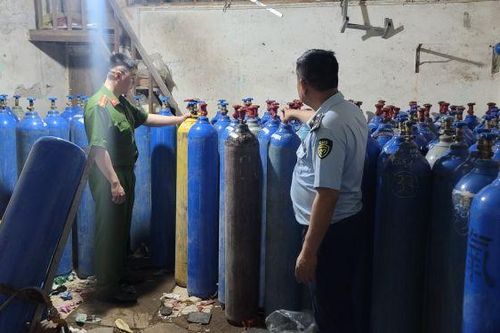 Hà Nội: Thu giữ hàng trăm bình chứa khí N20 không có hóa đơn chứng từ