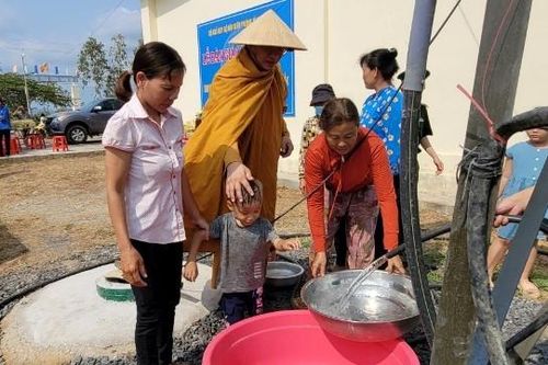 Bàn giao giếng khoan và tặng quà đến bà con H.Ea Súp (Đắk Lắk)