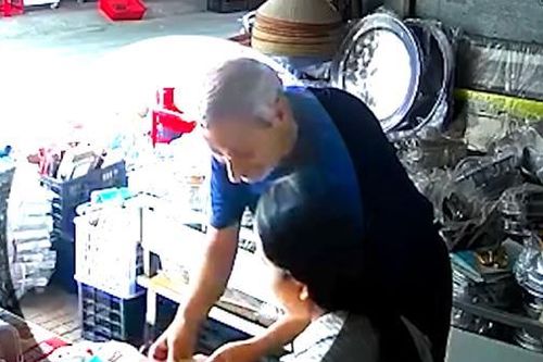 Điều tra vụ 2 người nước ngoài vờ đổi tiền để trộm cắp