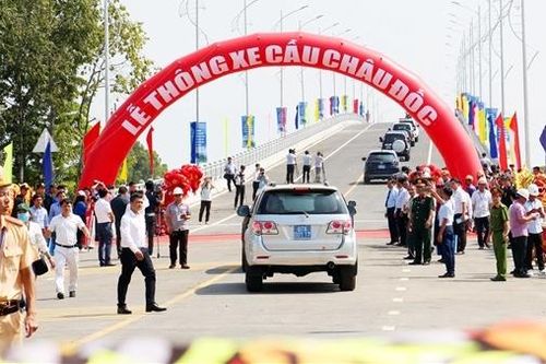 Thông xe cây cầu thứ 3 bắc qua sông Hậu