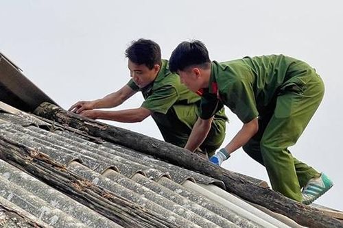 Công an Sơn La hỗ trợ nhân dân khắc phục hậu quả do thiên tai