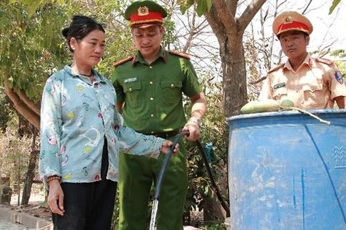 Những giọt nước nghĩa tình của cán bộ chiến sĩ nơi biên giới
