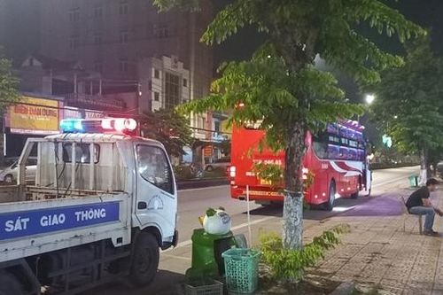 Công an Quảng Bình tăng cường xử lý xe ô tô dừng, đỗ, đón, trả khách sai quy định