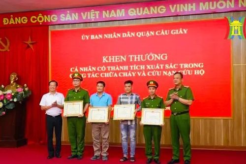 Cầu Giấy khen thưởng các công dân cứu người trong đám cháy