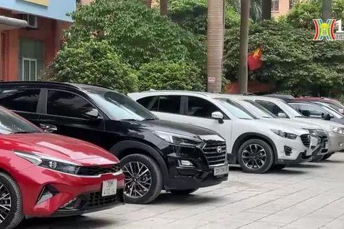 Đường Lê Văn Lương đang bị chiếm dụng thành bãi đỗ xe