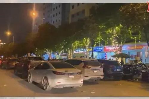 Nan giải bài toán lòng đường thành bãi đỗ xe