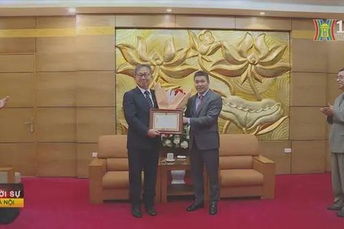 Trao Kỷ niệm chương cho Đại sứ Nhật Bản tại Việt Nam