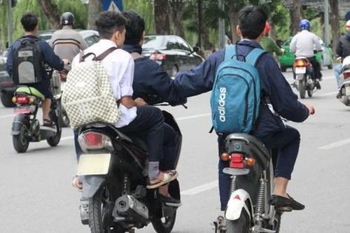 Học sinh trung học phổ thông có được điều khiển xe máy?