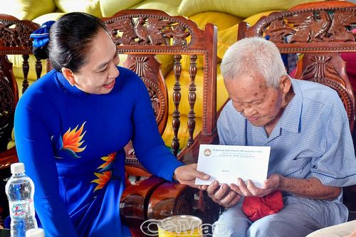 Ấm tình chiến sĩ Điện Biên