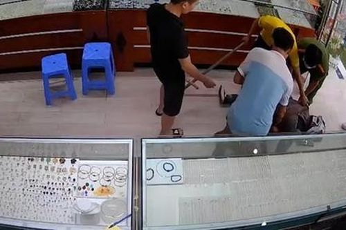 Nghe tri hô, hai cán bộ công an đang dừng đèn đỏ liền lao đến bắt kẻ cướp tiệm vàng