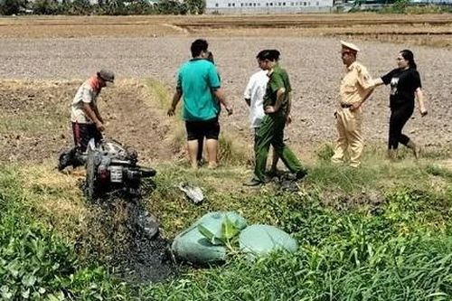 Chạy xe máy chở 2 bao cỏ, người đàn ông té xuống kênh tử vong