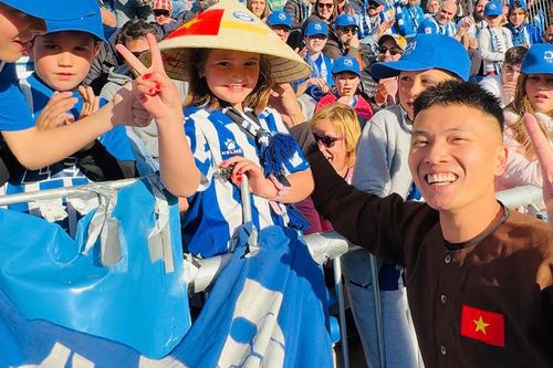 Đỗ Kim Phúc kể lại khoảnh khắc mang nón lá trình diễn ở sân cỏ La Liga