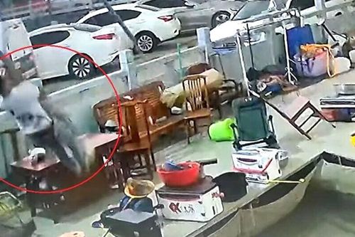 Người đàn ông bị thổi bay trong mưa lũ '50 năm mới có một lần' ở Trung Quốc