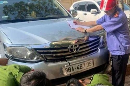 Lái ô tô đâm vào 2 người bạn để trả thù do thua đánh bạc