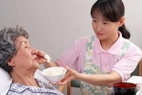 Vợ tôi đòi trả công 15 triệu đồng/tháng để chăm sóc mẹ chồng liệt giường