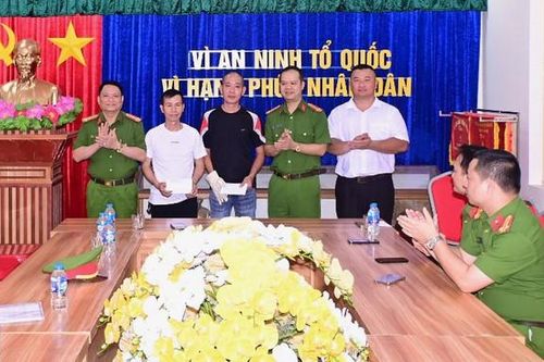 Giải cứu cụ bà 92 tuổi thoát khỏi đám cháy, hai người dân ở Hải Phòng được khen thưởng