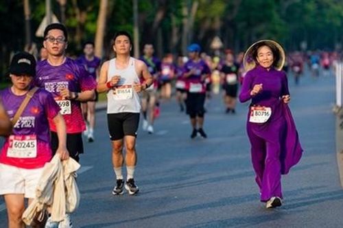 Tranh cãi hình ảnh nữ runner mặc áo dài tham gia giải chạy