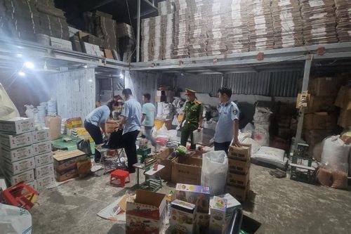 Phát hiện cơ sở sản xuất nhiều sản phẩm tinh bột không rõ nguồn gốc xuất xứ
