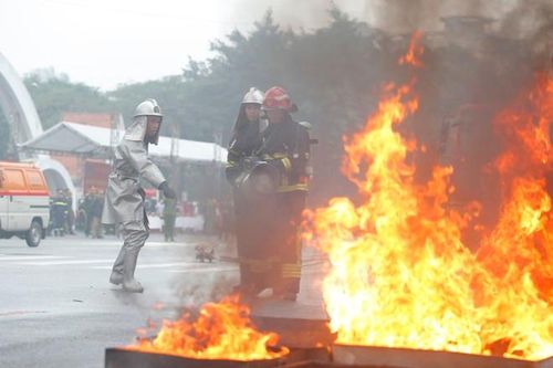Khen thưởng các công dân không ngại hiểm nguy lao vào đám cháy cứu người