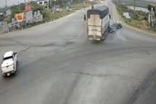 Khoảnh khắc xe tải tông ô tô con, 5 người thương vong