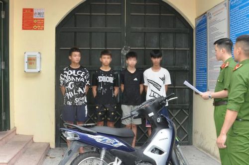 Nhóm cướp tuổi 'teen' dùng hung khí, chặn đường lấy xe máy