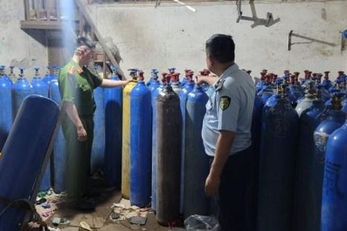 Thu giữ hàng trăm bình chứa 'khí cười' không có hóa đơn chứng từ