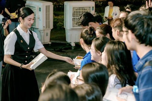 Á hậu Thúy Vân nói về đọc sách