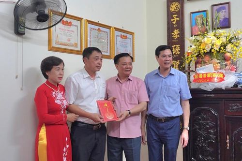 Bí thư Thành ủy thăm, tặng quà thân nhân liệt sĩ và chiến sĩ Điện Biên