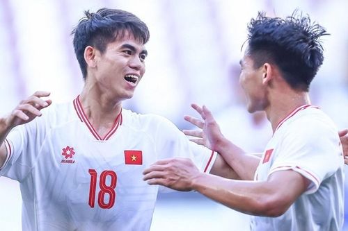 Khuất Văn Khang lập siêu phẩm đá phạt từ khoảng cách 30m vào lưới Indonesia, được khen đẹp hơn cả giải Puskas của Salah