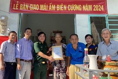 Bộ đội Biên phòng tỉnh An Giang bàn giao nhà 'Mái ấm biên cương'