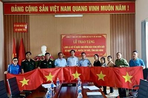 Trao tặng 1.000 lá cờ Tổ quốc cho người dân xã biên giới