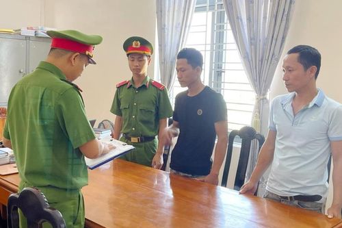 Giải vây em trai, cả hai 'bị bớ'