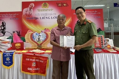 Tặng bộ sách D13-C500 một thời để nhớ cho Thư viện Công an thành phố Đà Nẵng
