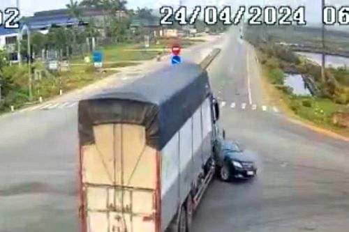 Va chạm giữa xe tải và xe con, 4 người thương vong