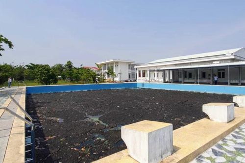 Hồ bơi tiền tỷ nằm 'phơi nắng' giữa ngày hè