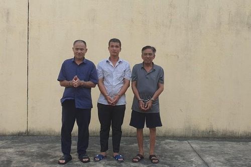 Túng tiền, hai thanh niên cắt trộm hàng rào cao tốc bán đồng nát